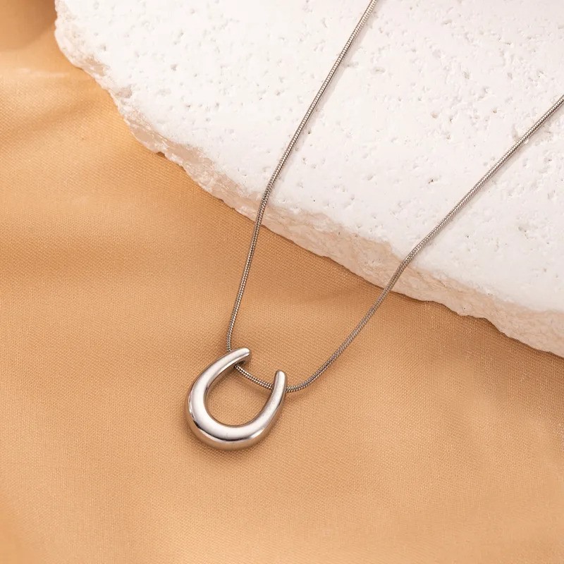 Eterna U-Shape Necklace